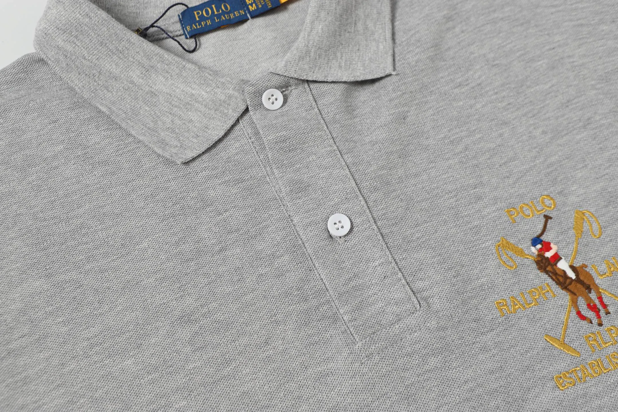 P156 Style number: A015 [Ralph Lauren classic letter logo embroidered Polo shirt] ✅250 grams of fine cotton pique fabric, custom-woven and dyed threads ✅Original stickers Scan the QR code to enter the official website ✅Large version, loose and stylish, can wear up to 210 pounds Color: black, white, navy, blue, sky blue, dark gray, floral gray Size: S-XL